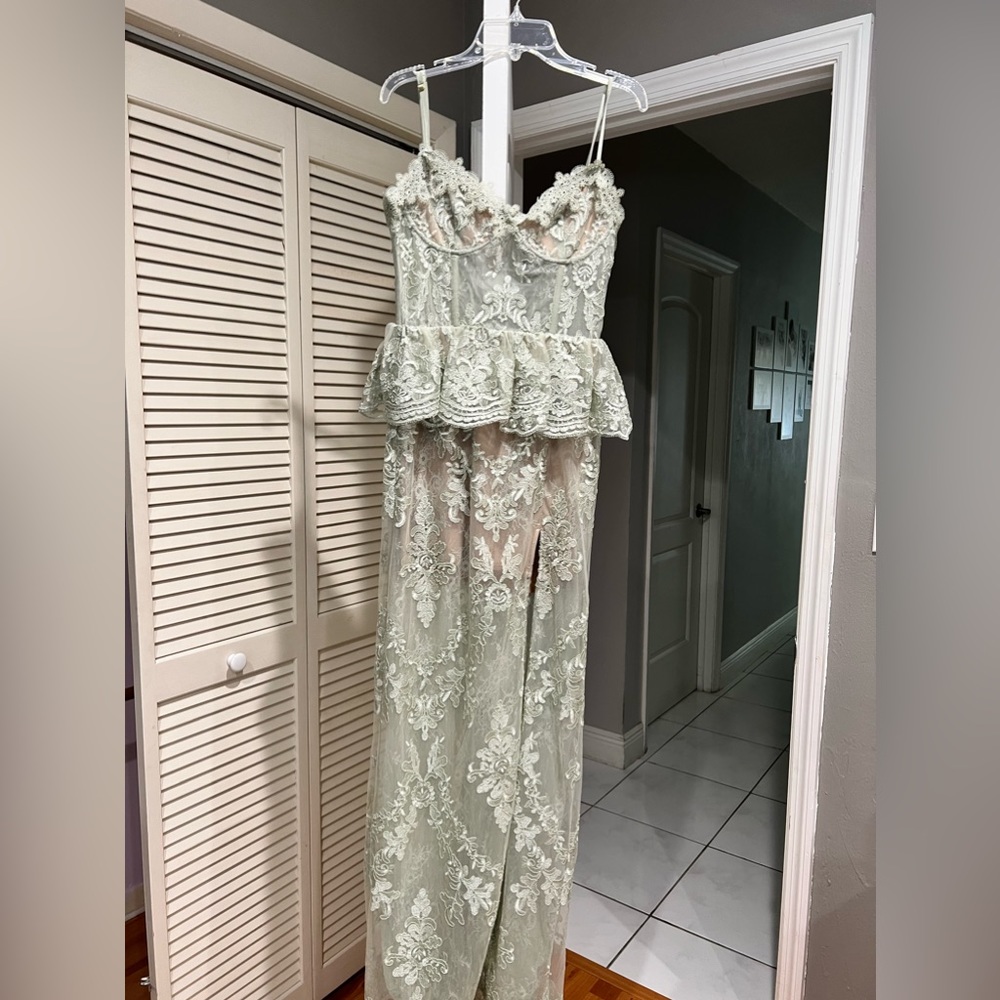 V. Chapman lace dress.